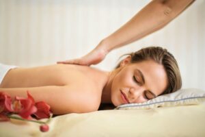 Femme recevant un massage postnatal pour détente et récupération